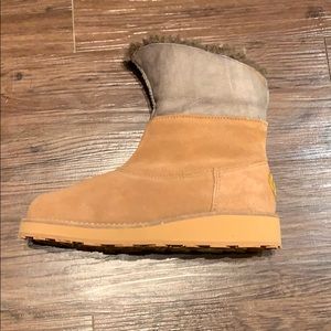 Yellow Earth Tan Ugg Boots 